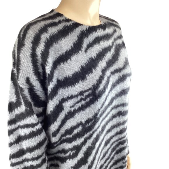 C By Bloomingdales Womens Cashmere Sweater Size‎ Small Grey Black Zebra Pattern - Picture 9 of 10